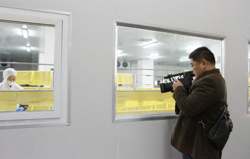 南阳电视台80多名记者到访万德隆配送中心，共度特殊记者节